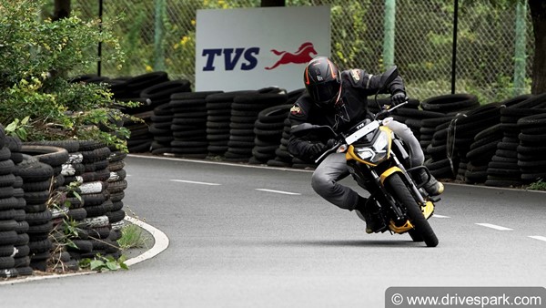 TVS Raider 125 Review: Riding Impressions, Engine Specs, Performance, Features, Price & Other Details TVS Raider 125 Review: Riding Impressions, Engine Specs, Performance, Features, Price & Other Details