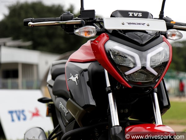 TVS Raider 125 Review: Riding Impressions, Engine Specs, Performance, Features, Price & Other Details TVS Raider 125 Review: Riding Impressions, Engine Specs, Performance, Features, Price & Other Details