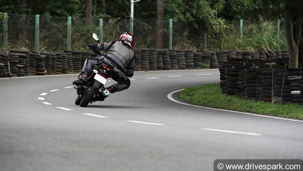 TVS Raider 125 Review: Riding Impressions, Engine Specs, Performance, Features, Price & Other Details TVS Raider 125 Review: Riding Impressions, Engine Specs, Performance, Features, Price & Other Details