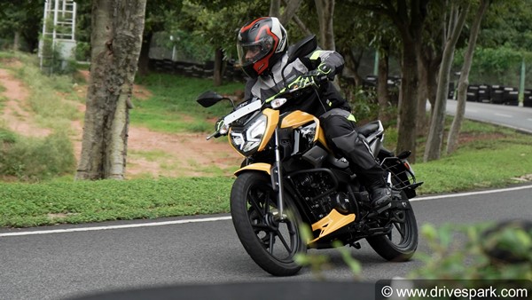 TVS Raider 125 Review: Riding Impressions, Engine Specs, Performance, Features, Price & Other Details TVS Raider 125 Review: Riding Impressions, Engine Specs, Performance, Features, Price & Other Details