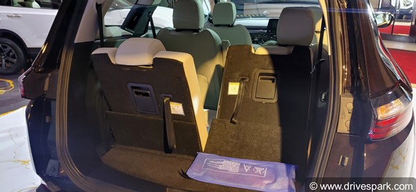 Mahindra XUV700 Vs Tata Safari; Design, Features, Safety, Powertrain, and Price