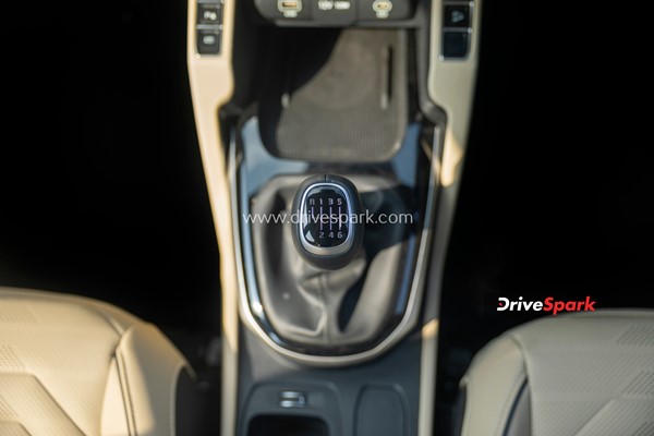 Kia Carens Review: Design, Specs, Performance, Interiors, Features, Variants, Third Row Space & Other Details