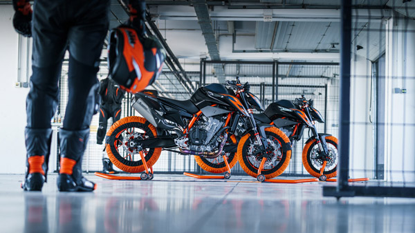 KTM 890 Duke R Unveiled: Produces 121bhp & 99Nm 