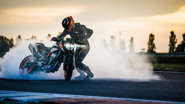 KTM 890 Duke R Unveiled: Produces 121bhp & 99Nm 