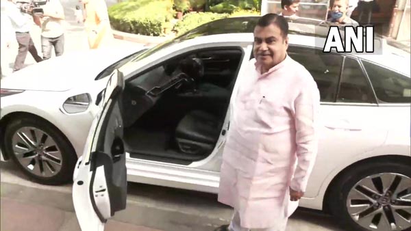 Nitin Gadkari Uses Hydrogen-Powered Toyota MIrai FCEV On Drive To Parliament