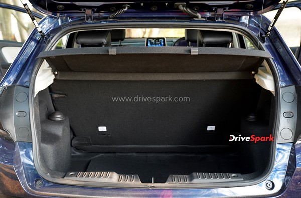 Tata Altroz DCA Review: Design, Specs, 6-Speed DCT, Performance, Interiors, Features, Variants, & Other Details