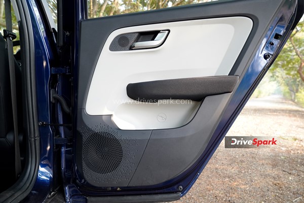 Tata Altroz DCA Review: Design, Specs, 6-Speed DCT, Performance, Interiors, Features, Variants, & Other Details