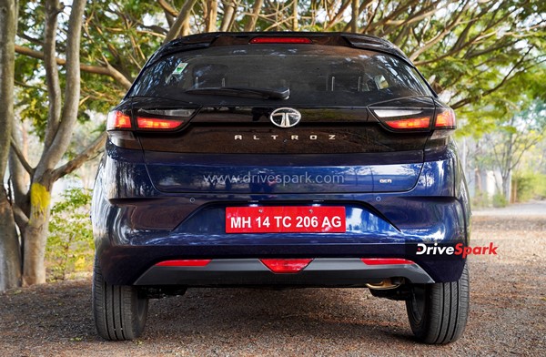 Tata Altroz DCA Review: Design, Specs, 6-Speed DCT, Performance, Interiors, Features, Variants, & Other Details