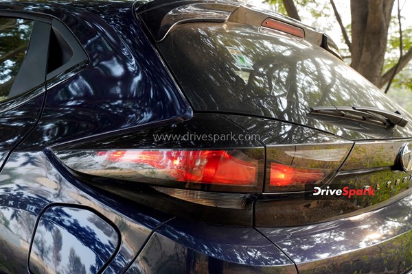 Tata Altroz DCA Review: Design, Specs, 6-Speed DCT, Performance, Interiors, Features, Variants, & Other Details