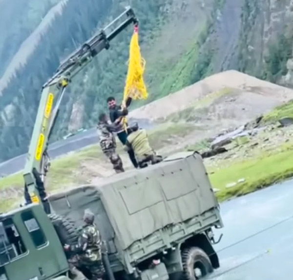 Indian Army Truck Rescues Gypsy Stuck In Sindh River: Tourists Lifted From Stranded SUV