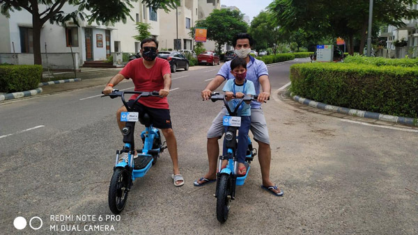 Union Minister Nitin Gadkari Checks Out Tiny Yulu Miracle e-bike 