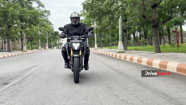 Honda CB300F First Ride Review - Aggressive Fighter Neutered By Head Scratching Price Tag