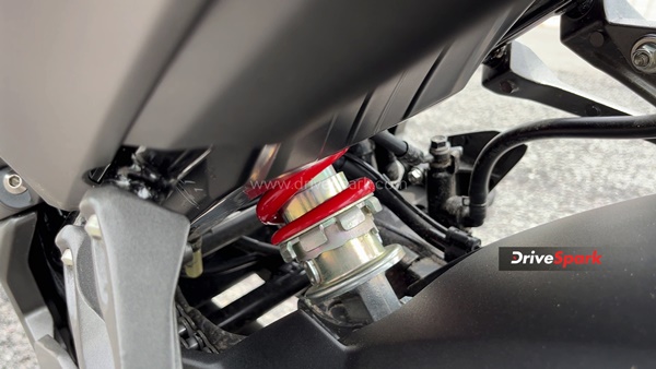 Honda CB300F First Ride Review - Aggressive Fighter Neutered By Head Scratching Price Tag