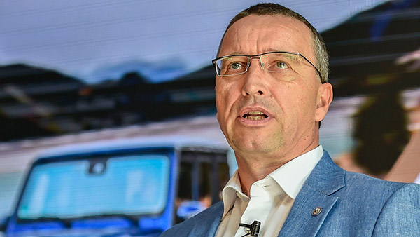Mercedes India Boss Ditches S-Class For Autorickshaw - The Ultimate Indian Traffic Jam Story 