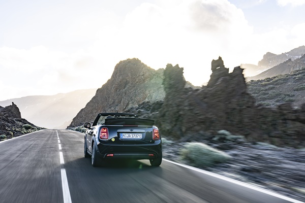mini cooper se convertible rear