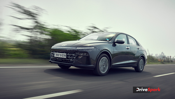 2023 hyundai verna (titan grey) tracking shot