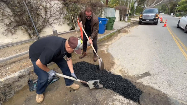 Arnold Schwarzenegger fixes pothole
