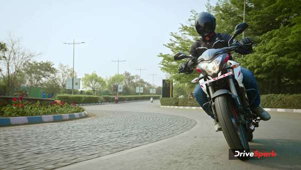 ns-200-street-riding ns-200-street-riding