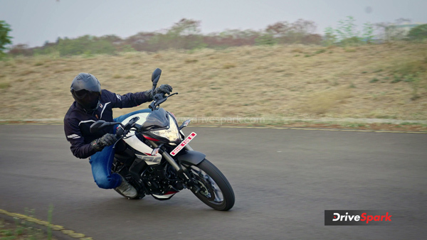 pulsar-ns-200-cornering-1 pulsar-ns-200-cornering-1