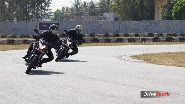 pulsar-ns-200-two-bikes-cornering pulsar-ns-200-two-bikes-cornering