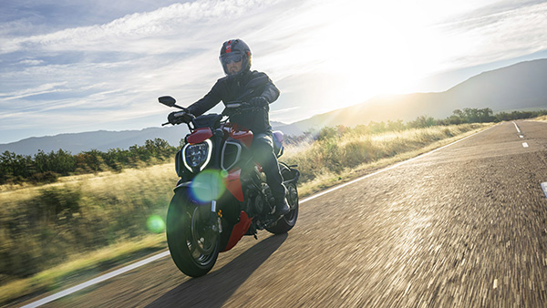ducati-diavel-v4-front-running-shot