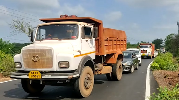 Truck carrying aircraft gets stuck under the bridge in Goa 