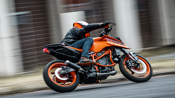2024 KTM 390 Duke Righjt Side