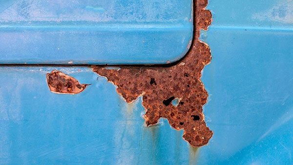 Image of a rusty used car symbolising red flags