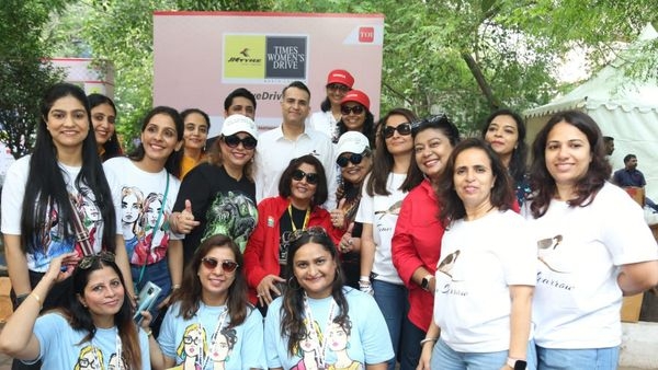  Padma Shree, Khel Ratna & Arjuna Awardee, Deepa Malik and Mr. Anshuman Singhania, MD, JK Tyre & Industries with participants of JK Tyre Womens Drive