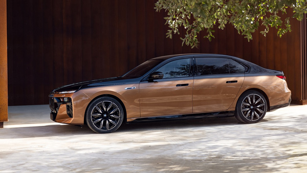 BMW i7 m70 X Drive Side View