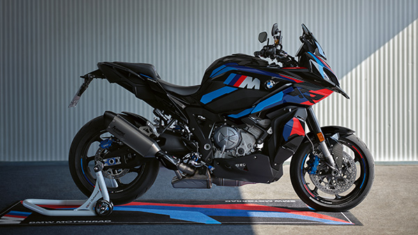 BMW M 1000 XR side design