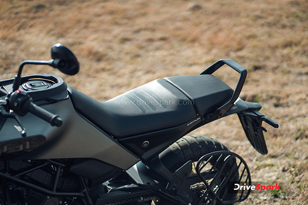 2024-husqvarna-svartpilen-401-review-seat