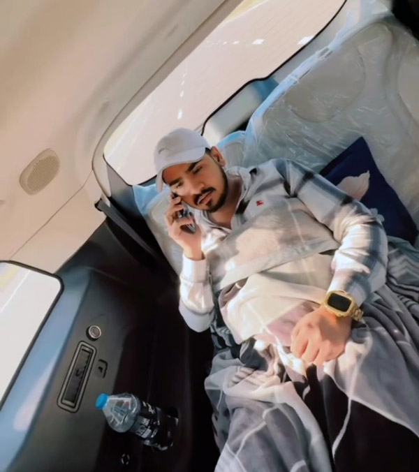 Driver Seen Resting On 3rd Row Seat Of Mahindra XUV700