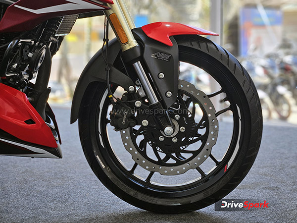 2024 Bajaj Pulsar N250 Wheel and Forks 2024 Bajaj Pulsar N250 Wheel and Forks