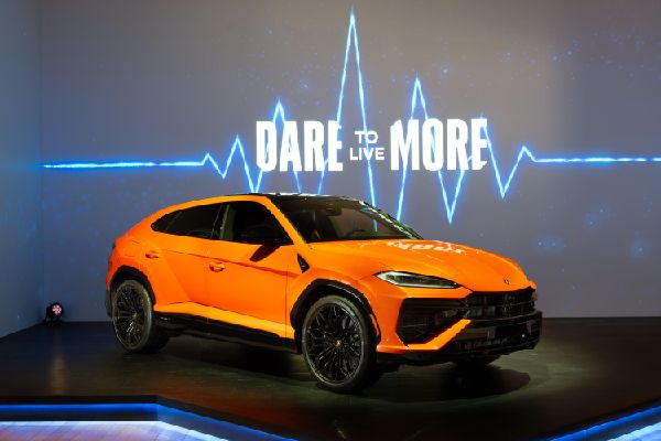 Urus SE Hybrid SUV Debuts in NY