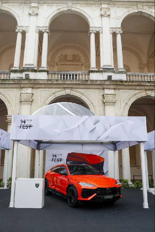 Hybrid Urus SE Debuts in Europe