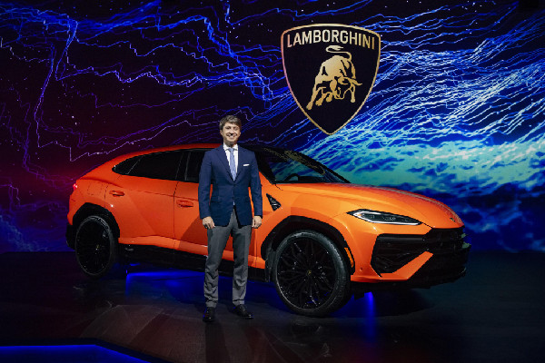 Electrified Urus SE Debuts in Canada