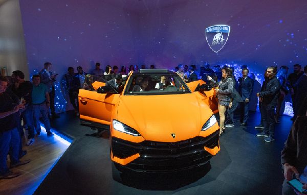 Urus SE Hybrid SUV Debuts in NY