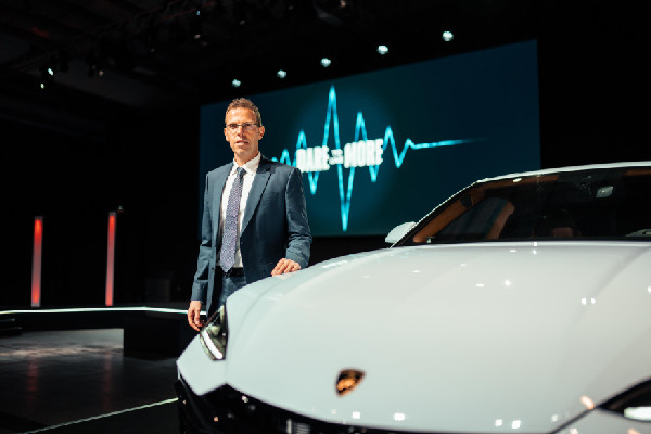 Urus SE Debuts at Lamborghini Day UK