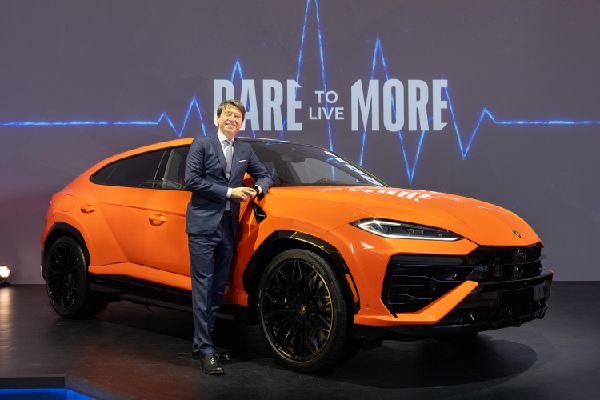 Urus SE Hybrid SUV Debuts in NY
