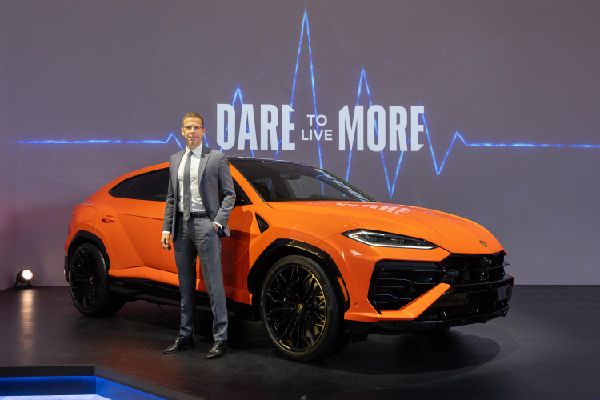 Urus SE Hybrid SUV Debuts in NY