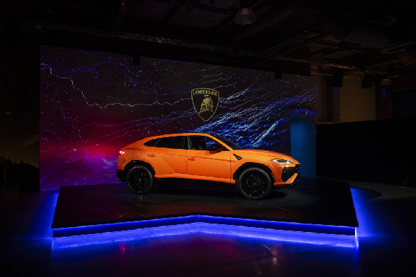 Electrified Urus SE Debuts in Canada