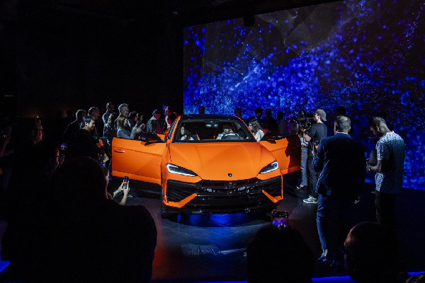 Electrified Urus SE Debuts in Canada