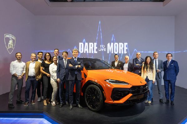 Urus SE Hybrid SUV Debuts in NY