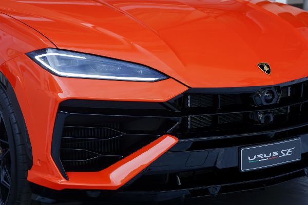 Hybrid Urus SE Debuts in Europe