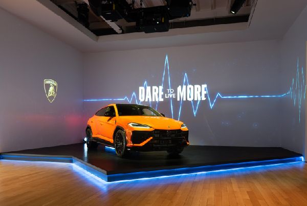 Urus SE Hybrid SUV Debuts in NY