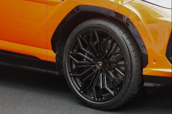 Hybrid Urus SE Debuts in Europe