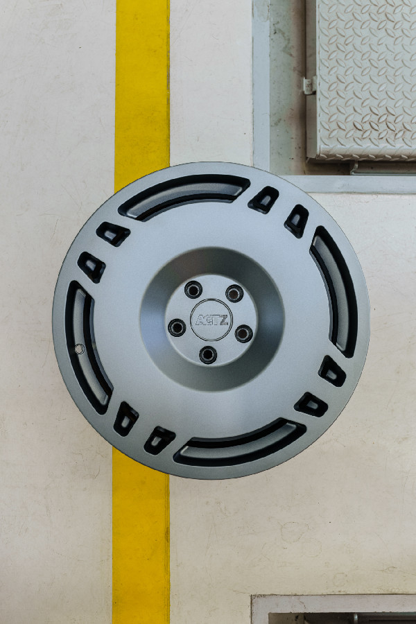 AGTZ Twin Tail: Lake Como Debut