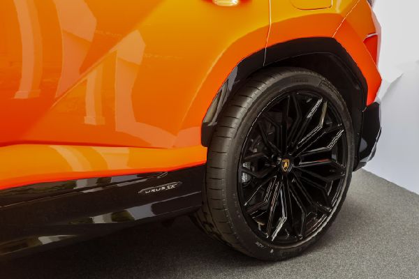 Hybrid Urus SE Debuts in Europe