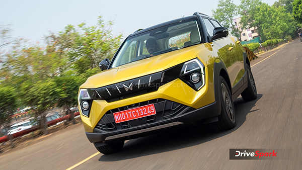 Mahindra XUV 3XO Review tracking shot